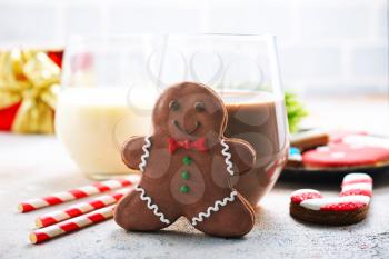 cocoa drink and gingerbread on a table