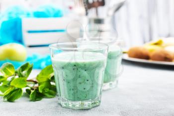 mint smoothie with fruit and yogurt, smoothie with mint