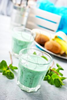 mint smoothie with fruit and yogurt, smoothie with mint
