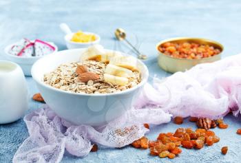 oat flakes with banana and honey in bowl
