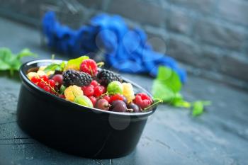bnerries in bowl and on a table, fresh berries