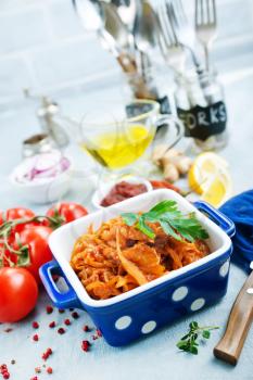 fried cabbage with tomato sauce, fried cabbage in bowl