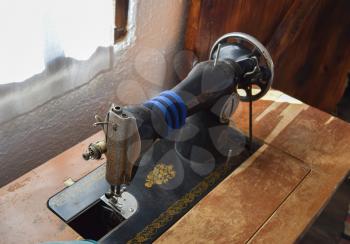 The old manual sewing machine. The machine for stitching thread wear.