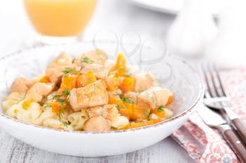 Braised chicken meat with carrot in sauce and pasta