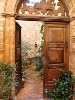 Home various flowers in pots. Design Italian courtyards around the house.