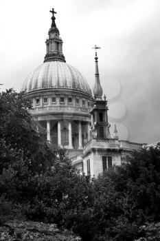 Photograph of t-Paul's Cathedral in black an white