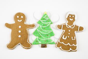 Sugar cookie Christmas tree between gingerbread male and female.