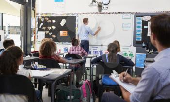 Trainee teacher learning how teach elementary students