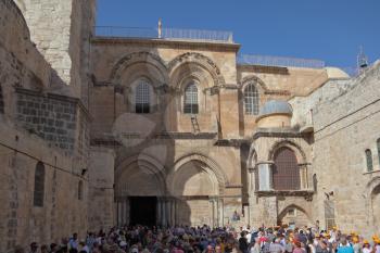 The square in front of the Holy Sepulcher. A huge crowd of tourists and worshipers trying to enter the gates
