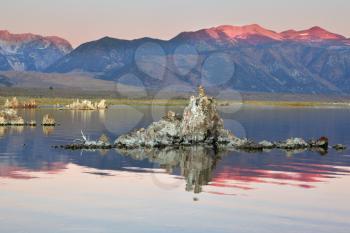  Shallow lake, a multitude of picturesque reefs Tufa.
Magically beautiful sunrise. Sunrise at Mono Lake in the crater of an ancient extinct volcano.