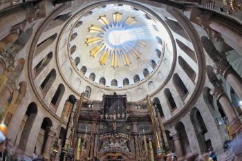 Magnificent vaulted ceiling in the hall of the Holy Sepulcher. The sun's rays penetrate the central circular hole