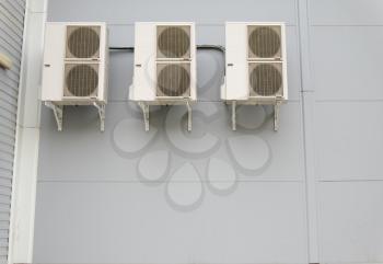 Splyt systems on a wall of modern building