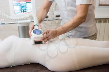 Procedure laser lipolysis of the abdominal region in a beauty center.