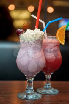 Set o nonalcoholic milkshake cocktails with berries