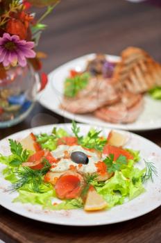 vegetable salad with smoked salmon 