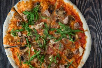 Pizza with chicken mushrooms and rukkola
