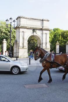 Traffic with an arch at entrance of a public park, Fusiliers arch, St Stephen's Green, Dublin, Republic of Ireland