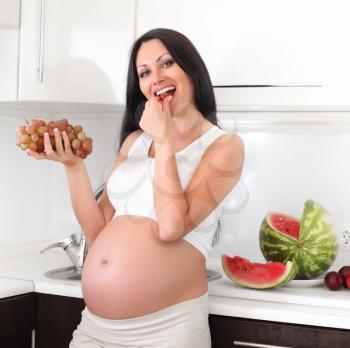 pregnant woman with fruits