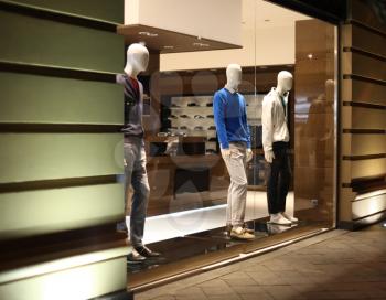 night shop window with men dressed mannequins