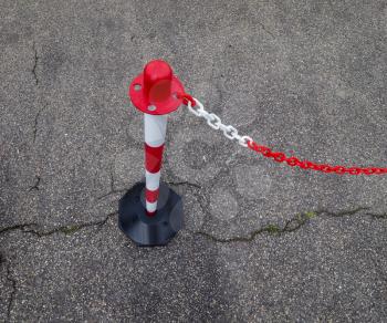 Safety chain bollard delimiting a reserved area