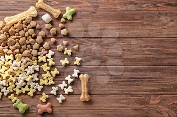 Pile of pet food on wooden background�
