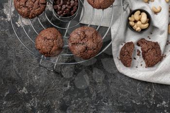 Cooling rack with delicious chocolate cookies on grunge background�