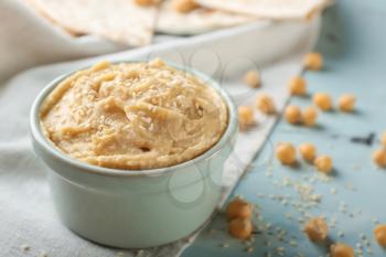 Bowl with hummus and sesame on table�