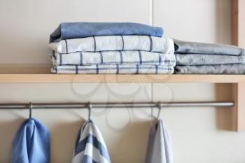 Shelf and rack with clean kitchen towels�