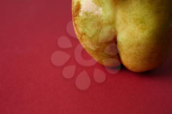 Fresh juicy pear on color background, closeup. Erotic concept�