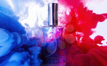 Bottle of perfume in color smoke�