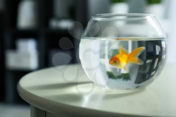 Glass fishbowl on table�