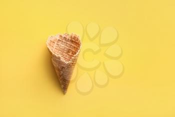 Crunchy wafer cone on color background�