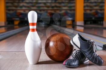 Pin, ball and shoes on floor in bowling club�