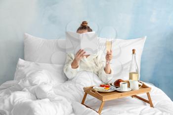 Young woman having breakfast in bed�