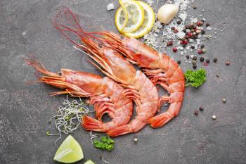 Tasty shrimps with spices on grey background�