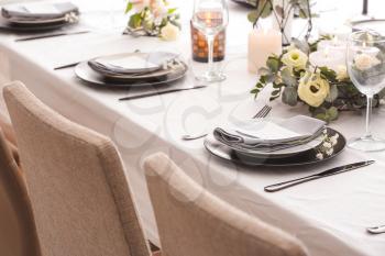 Beautiful table setting with floral decor�