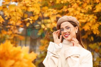 Stylish young woman in autumn park�
