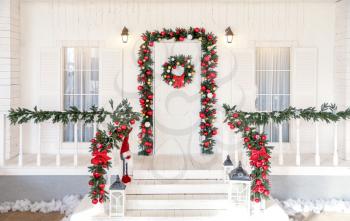 Porch of house with beautiful Christmas decor�