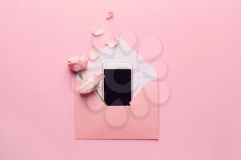 Composition with envelope, mobile phone and flowers on pink background�