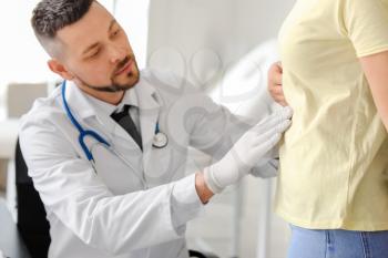 Woman visiting gastroenterologist in clinic�