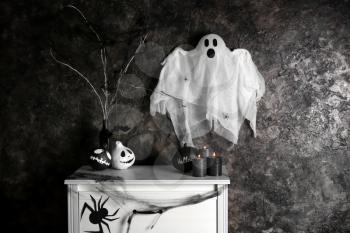 Creative decorations for Halloween party near grey wall�