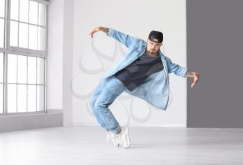 Male hip-hop dancer in studio�