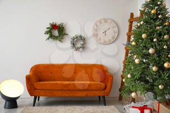 Beautiful Christmas wreaths and tree in interior of living room�