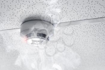 Ceiling detector with flowing smoke�