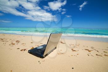 laptop on the beach as a ??freelance idea