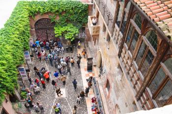 VERONA, ITALY - MAY 7, 2014: Tourists in the courtyard of Juliet's house. Verona, Italy