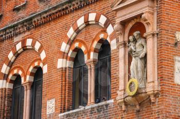 Statue on the facade House of Merchants ( Domus Mercatorum or Casa dei Mercanti ) in Piazza delle Erbe, Verona , Italy 