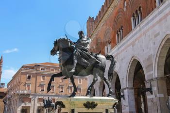 Two bronze equestrian statues of Alessandro Farnese, Duke of Parma (by Alessandro Mochi). Piacenza, Italy