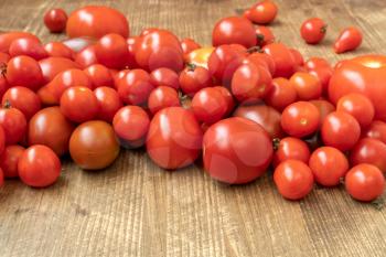 Studio photography of organic tomatos on wooden table 