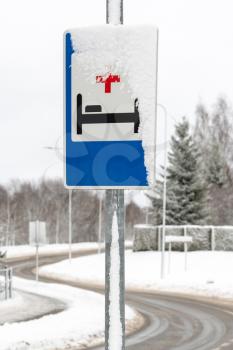 Hospital sign  on​ the​ road​ for​ show that there is a hospital infirmary or clinic in front